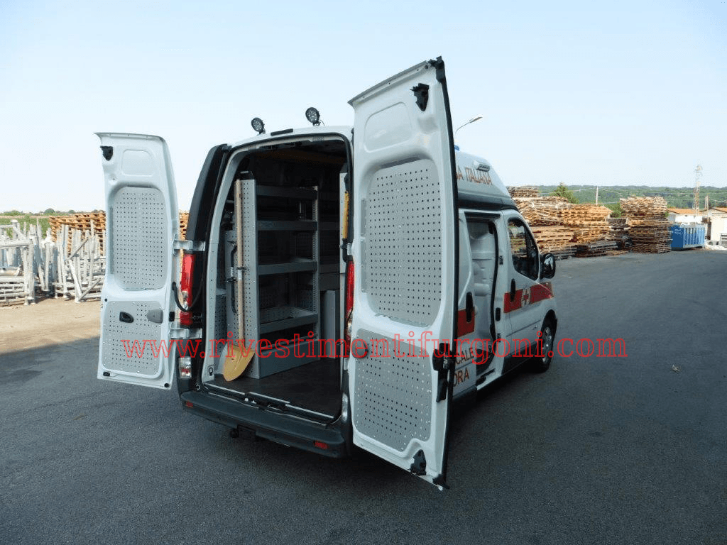 Allestimento per veicoli commerciali realizzato su Nissan NV200 con scaffali portautensili per trasporto sicuro delle attrezzature