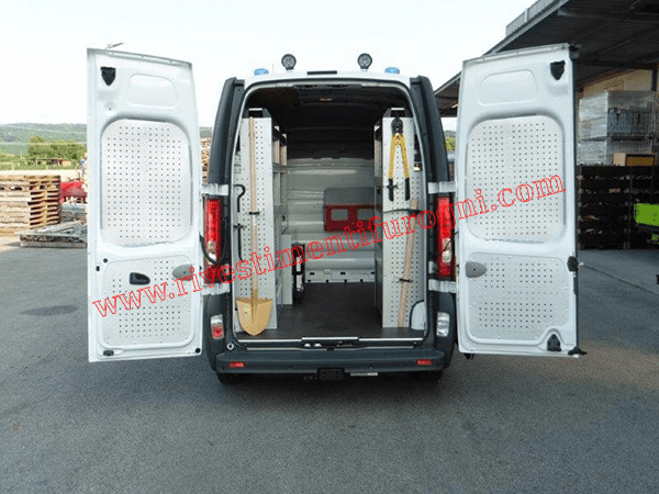 Allestimento veicoli commerciali realizzato su Dacia Logan con sistema di stoccaggio utensili per trasporto sicuro delle attrezzature