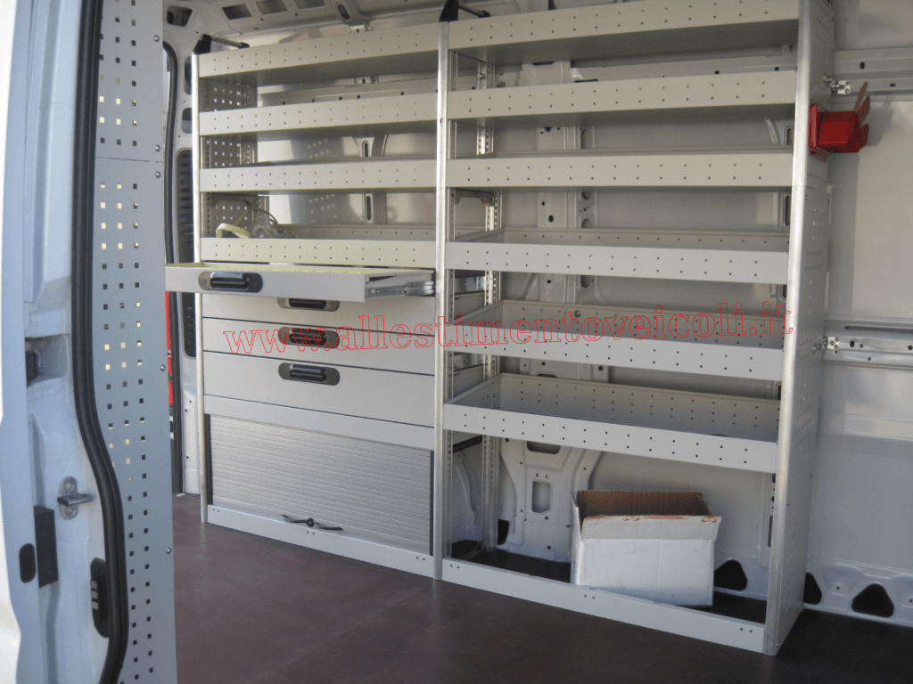 Allestimento veicoli commerciali realizzato su Toyota Proace con scaffalature in acciaio per organizzare utensili da lavoro