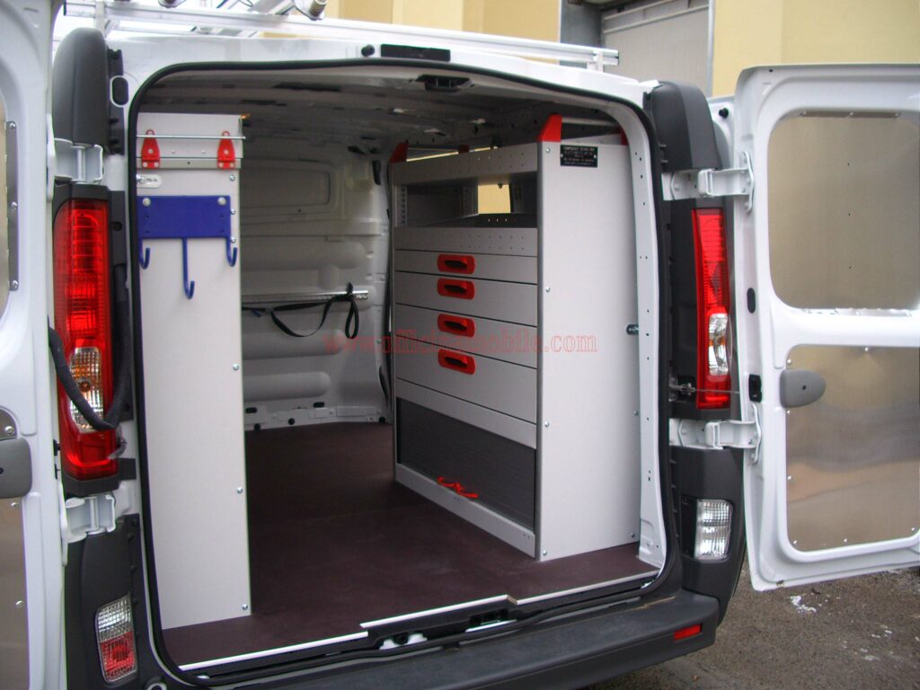Scaffalature in alluminio realizzato su Renault Kangoo con sistema di stoccaggio utensili per veicoli da lavoro professionali