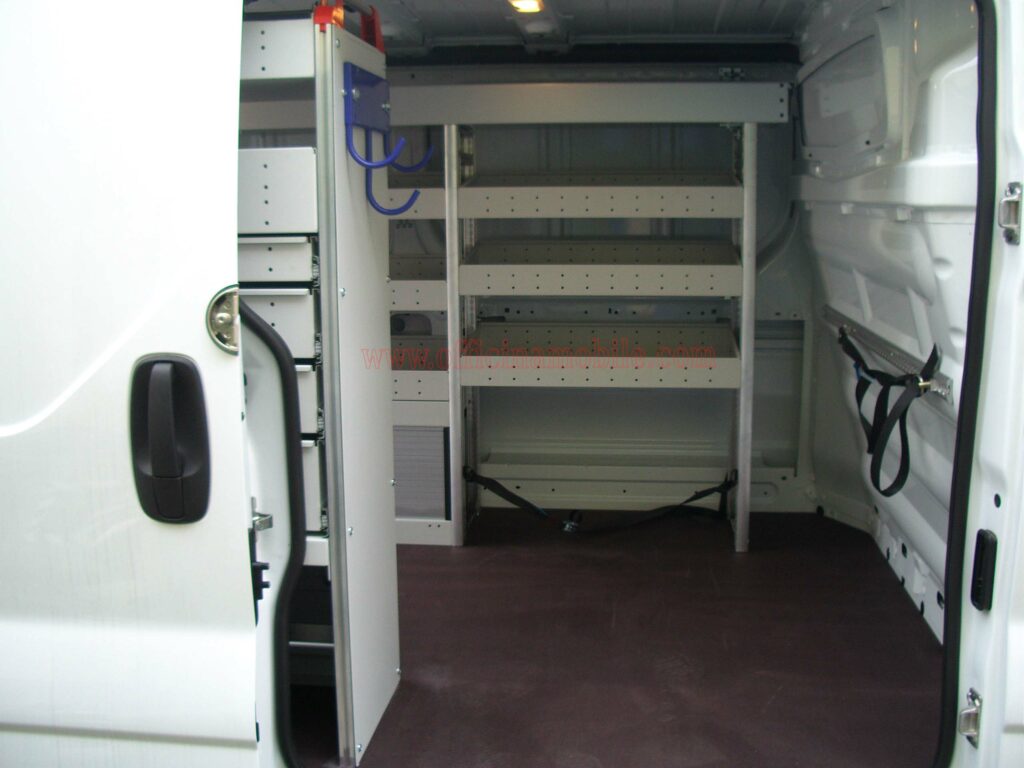 Scaffalature interne per furgoni realizzato su Ford Connect con organizzazione attrezzature da lavoro per organizzare utensili da lavoro