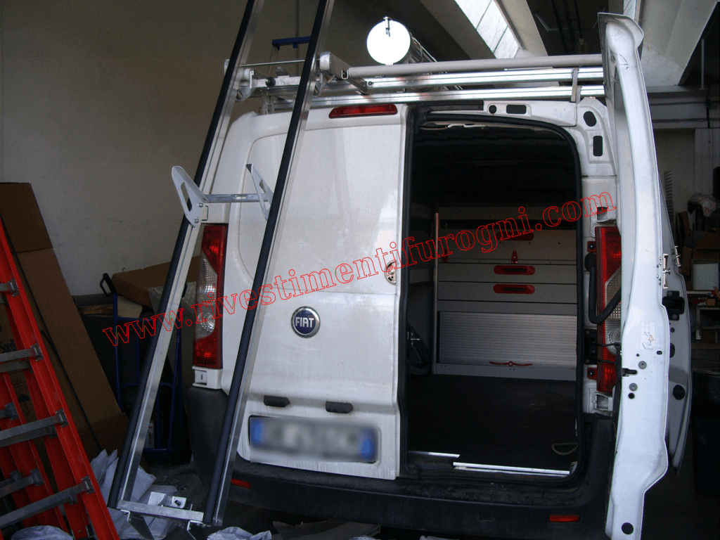 Scaffalature professionali per furgoni realizzato su Nissan NV400 con moduli per attrezzature per attrezzature e materiali da lavoro