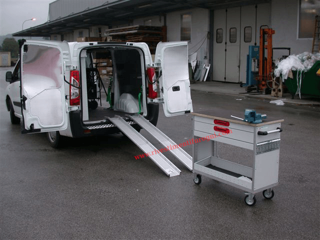 Scaffalature professionali per furgoni realizzato su Toyota Proace con sistema modulare professionale per attrezzature e materiali da lavoro