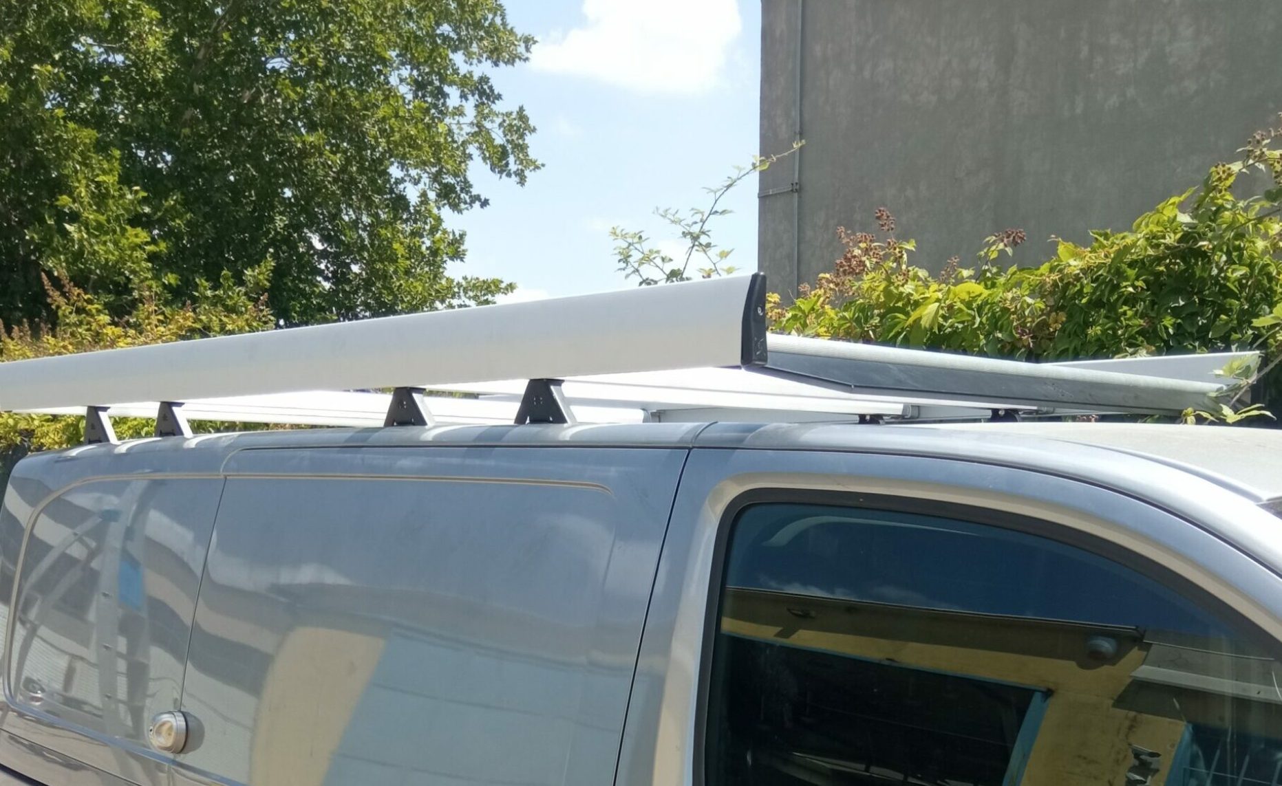 Allestimento officina mobile per furgoni realizzato su Iveco Daily con organizzazione professionale degli utensili per attrezzature e materiali da lavoro